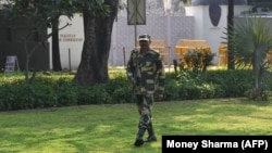Солдат индийской службы безопасности охраняет здание посольства Пакистана в Дели (архив).