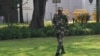 Солдат индийской службы безопасности охраняет здание посольства Пакистана в Дели (архив)