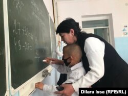 Урок математики в школе имени Толе-би в селе Оймауыт. 28 апреля 2021 года.