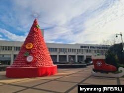 Новогодняя елка у Дворца культуры профсоюзов в Симферополе. Декабрь 2025 года