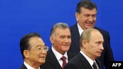 Prime Ministers Wen Jiabao and Vladimir Putin at a CSO summit in Beijing in 2009