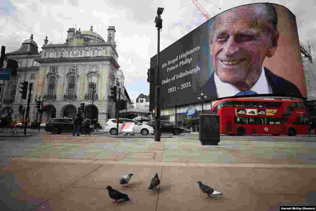 O fotografie și un mesaj, postate în Piccadilly Circus, în centrul Londrei, la dispariția Prințului Philip, soțul Reginei, 9 aprilie 2021.&nbsp;