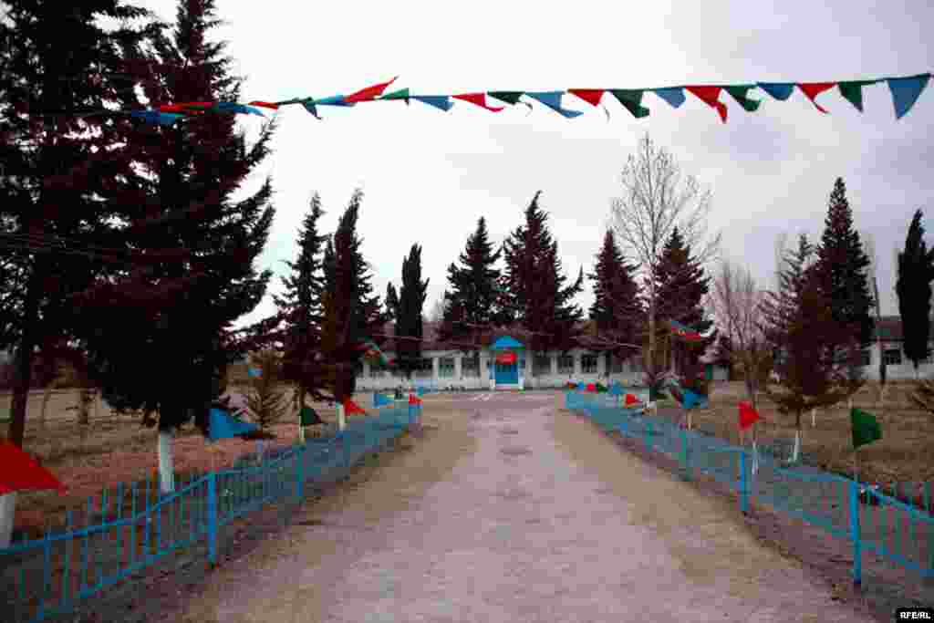 Ucqarlarda bəzi məktəblər #6