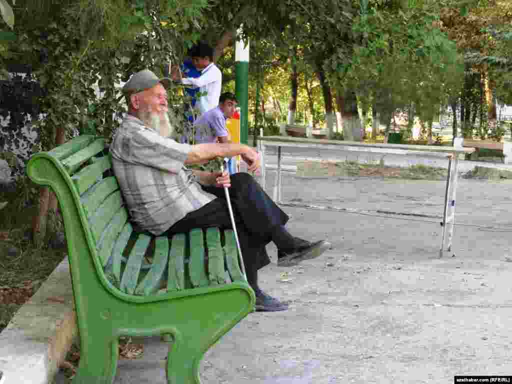 Pikir oýuna batyp, geçen günleri ýatlap oturan bir ýaşuly