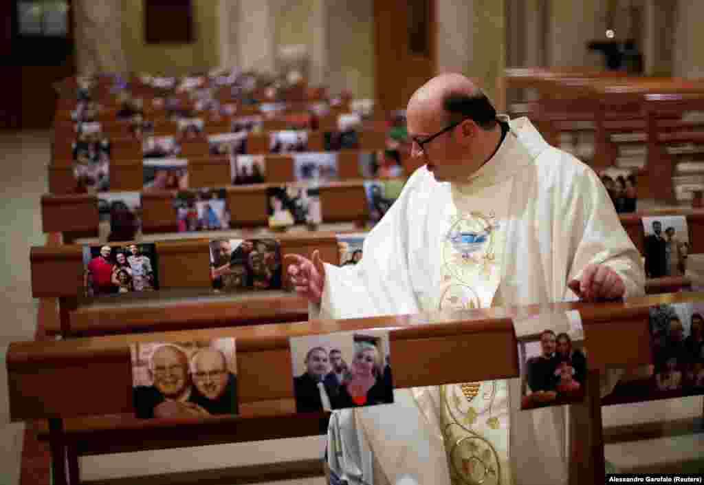 Sveštenik don Giancarlo Ruggieri nakon prenosa uživo mise u gradu San Giorgio, Italija, 12. april, 2020.