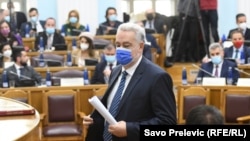 Zdravko Krivokapić je kao nestranačka ličnost došao na mjesto premijera Crne Gore na predlog SPC i formirao Vladu od nestranačkih ali crkvi bliskih kadrova. Na fotografiji prilikom obraćanja poslanicima na Cetinju 25. marta 2021. 