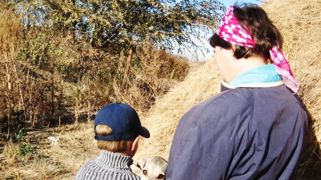 Анасы кішкентай ұлының жыныс мүшесіне отырды Анасы кішкентай ұлының жыныс мүшесіне отырды