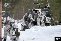 Vânătorii de munte finlandezi și soldați suedezi participă la exercițiul NATO din nordul îndepărtat al Europei, în Norvegia.