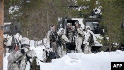 Финландски войници участват в съвместна тренировка с шведски части в Хета в Северна Финландия на 5 март 2024 г