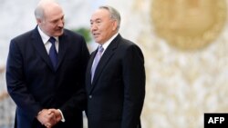 Аляксандар Лукашэнка і Нурсултан Назарбаеў на сустрэчы лідэраў СНД у Менску 10 кастрычніка 2014 году. 