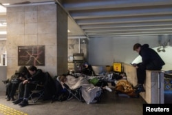 Люди прячутся в метро во время российского удара по Киеву в ночь на 9 января