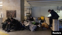 Oamenii se ascund în metrou în timpul loviturii rusești de la Kiev, în noaptea de 9 ianuarie 2026.