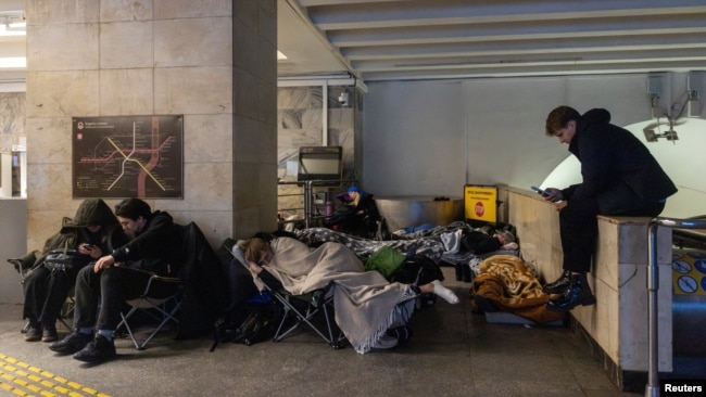 Люди ховаються в метро під час російського удару по Києву в ніч проти 9 січня