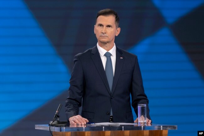 Dragan Primorac gjatë debatit televiziv me Millanoviqin, para rundit të dytë të zgjedhjeve presidenciale.