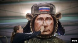 Germany -- A worker puts the finishing touches on float 106, which depicts Russian President Vladimir Putin as a bear at a fuel valve in the float hall at the Mainz Carnival Union (MCV), in Mainz, February 10, 2015