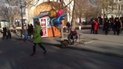 Уличный музыкант в Севастополе исполнил песню «Океана Эльзы» (видео)