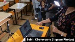 Romániában egyes tanárok nem hajlandók online tanítani, mert szerintük ez sérti a személyiségi jogaikat