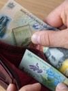 Leul s-a depreciat cu 3% în intervalul de după alegeri și cursul de schimb a trecut în premieră de pragul de 5 lei / euro.