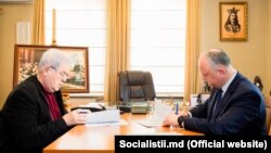 Vladimir Voronin și Igor Dodon semnând acordul de colaborare dintre PCRM-PSRM, în biroul liderului comunist