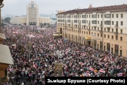 Масавая акцыя «Марш новай Беларусі» супраць фальсыфікацыі і гвалту з боку сілавікоў на плошчы Незалежнасьці, 23 жніўня 2020 году