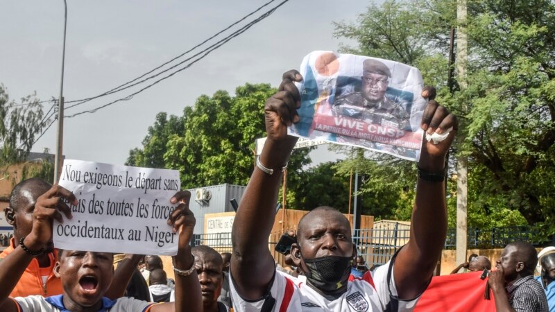 Нигерде хунта француз элчисин өлкөдөн чыгарууну талап кылды