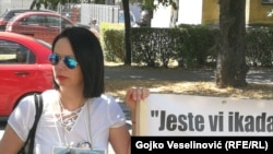 Protestu aktivista grupe Pravda za Davida ispred banjalučkog Osnovnog suda prisustvovala je i majka Davida Dragičevića, Suzana Radanović (na fotografiji, 15. juli 2021.)