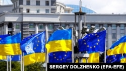 უკრაინის და ევროკავშირის დროშები კიევის ევროპის მოედანზე