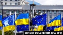 უკრაინის და ევროკავშირის დროშები კიევის ცენტრში, ევროპის მოედანზე