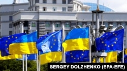 უკრაინის და ევროკავშირის დროშები კიევში, ევროპის მოედანზე