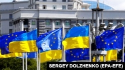 უკრაინის და ევროკავშირის დროშები კიევის ევროპის მოედანზე(ფოტო არქივიდან)