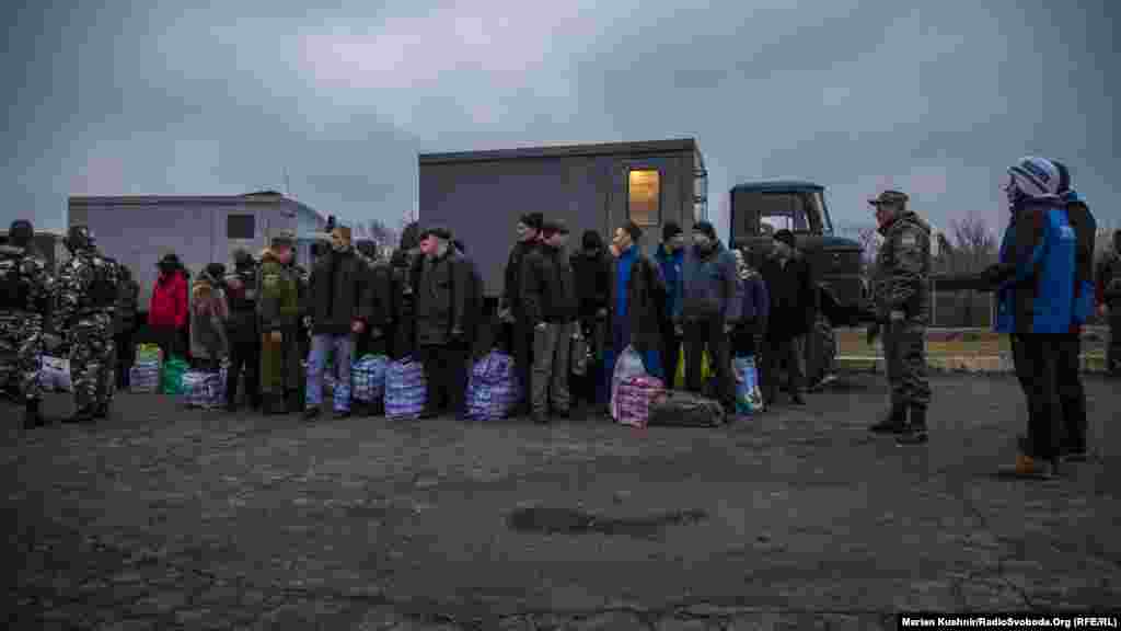 Обмін полоненими на Донбасі, 27 грудня 2017 року. Українська сторона отримала 74 заручників, які перебували в полоні російських гібридних сил&nbsp;на окупованій частині Донбасу.&nbsp; ПЕРЕГЛЯНЬТЕ ВІДЕО