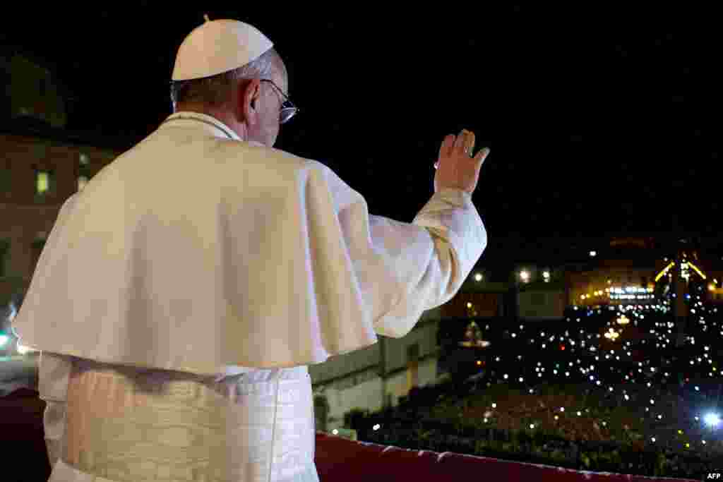 Jorge Bergoglio, novoizabrani papa Franjo I, na balkonu bazilike Sv. Petra, 13. mart 2013. 