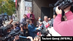 Faton Klinaku u razgovoru sa novinarima tokom protesta veterana Kosova, u centru Prištini 16. juna 2022.