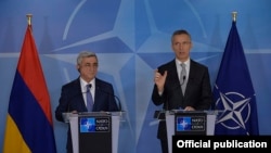 Йенс Столтенберг (справа) и Серж Саргсян 