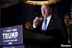 Том Хоман во время избирательной кампании Трампа.