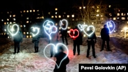 Emberek a telefonjuk zseblámpájával rajzoltak fényszíveket, hogy kifejezzék a szolidaritásukat Alekszej Navalnij mellett. Moszkva, Oroszország, 2021. február 14.