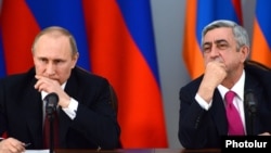 Armenia - President Serzh Sarkisian and his Russian counterpart Vladimir Putin at a news conference in Yerevan, 2Dec2013.