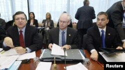 Кіраўнік Эўракамісіі Жазэ Мануэл Барозу, старшыня Эўрапейскай рады Гэрман ван Ромпэй і прэм’ер-міністар Вугоршчыны Віктар Орбан (зьлева направа)