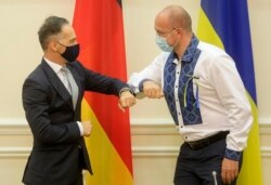 Premierul ucrainean Denis Șmihal, dreapta, și Heiko Maas în Kiev, 24 august, 2020