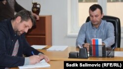 Čamil Durakovič (d), prilikom primopredaje dužnosti Mladenu Grujičiću u Srebrenici, 10. novembra 2016.