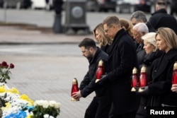 Președintele ucrainean Volodimir Zelenski, însoțit de liderii europeni, depune o candelă la memorialul pentru eroii ucraineni și străini uciși de Rusia, 24 februarie 2026.