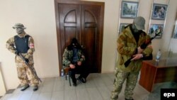Ресейшіл сепаратистер Донецк қалалық әкімшілігін басып алды. Украина, 16 сәуір 2014 жыл.