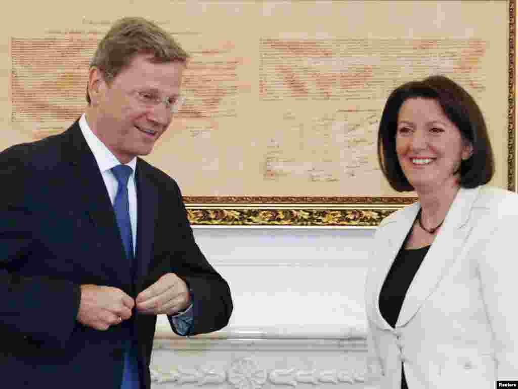 Kosovo - Guido Westerwelle, njemački ministar spoljnih poslova i predsjednica Kosova Atifete Jahjaga u Prištini, 11.08.2011. Foto: Reuters 