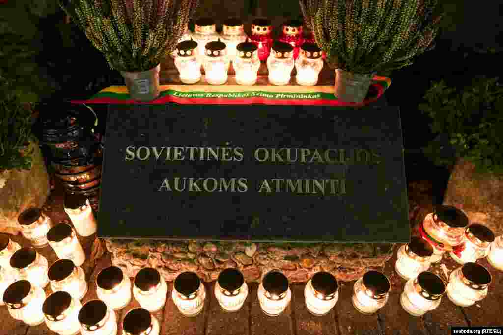 Побач зь месцам правядзеньня імпрэзы — літоўскі помнік памяці ахвяраў савецкіх рэпрэсій