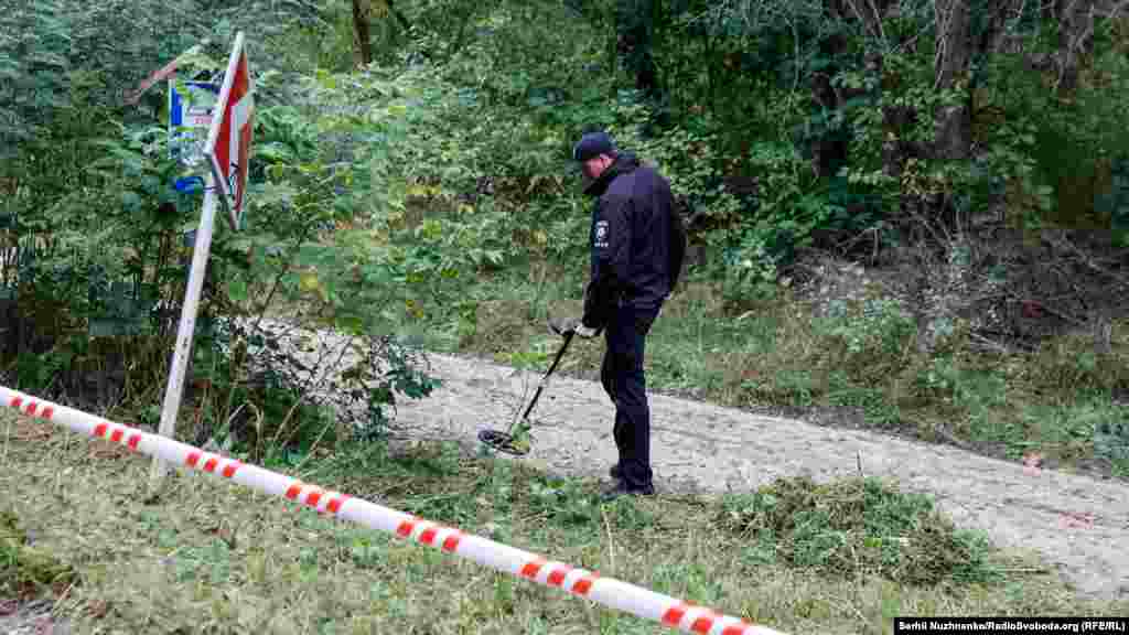 Слідчі дії на місці обстрілу автомобіля Сергія Шефіра поблизу села Ходосівка (Київська область). На місті працюють слідчо-оперативні групи поліції. Проводиться спеціальна поліцейська операція для розшуку зловмисників