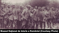 Militari germani capturați de trupele române la Mărășești, vara 1917 (Sursa: Expoziția Marele Război, 1914-1918, Muzeul Național de Istorie a României, http://www.marelerazboi.ro/razboi-catalog-obiecte/item/prizonieri-germani-4)