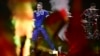 Cântărețul moldovean Vlad Sabajuc, cu numele de scenă Satoshi, interpretând piesa „Viva, Moldova!” în prima semifinală a concursului Eurovision 2026, desfășurată la Wiener Stadthalle din Viena, Austria, pe 12 mai 2026.