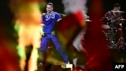 Cântărețul moldovean Vlad Sabajuc, cu numele de scenă Satoshi, interpretând piesa „Viva, Moldova!” în prima semifinală a concursului Eurovision 2026, desfășurată la Wiener Stadthalle din Viena, Austria, pe 12 mai 2026.
