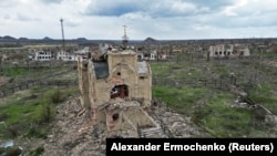 Biserică din orașul abandonat Marinka, distrusă în timpul conflictului din regiunea Donețk într-o fotografie din 8 aprilie 2025.
