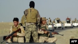 Iraqi soldiers take positions in Amriyat al-Fallujah, in Anbar Province, on May 26, 2015.